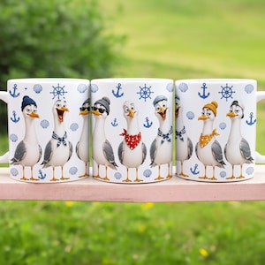 Può includere: Tre tazze in ceramica bianca con un motivo ripetuto di gabbiani dei cartoni animati che indossano vari cappelli e fazzoletti da collo, intervallati da icone nautiche blu tra cui ancore, timoni e conchiglie su sfondo bianco.