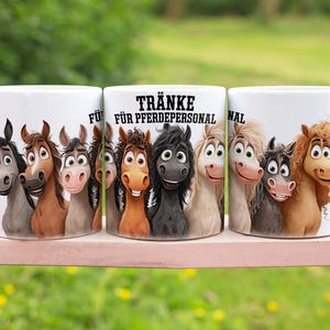 Può includere: Tre tazze in ceramica bianca con un design a cartoni animati di cavalli. Le tazze presentano una varietà di facce di cavalli con diversi colori ed espressioni. Il testo "Tränke für Pferde Personal" è stampato sulla tazza centrale.