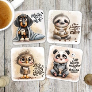 Puede incluir: Juego de cuatro posavasos cuadrados con ilustraciones de animales de dibujos animados. Los diseños incluyen un perro salchicha, un perezoso, un búho y un panda, cada uno sosteniendo una taza de café. Se incluye texto en alemán.