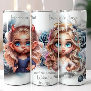 Puede incluir: Dos vasos de acero inoxidable con ilustraciones coloridas de chicas. Una chica tiene cuernos y alas de diablo y la otra tiene alas de ángel y un halo. El texto en los vasos dice "Teufelchen im Blut... und ein bisschen Wahnsinn im Kopf" y "Engelchen im Herzen".