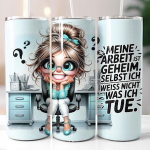 以下が含まれることがあります： 青い白のタンブラーに、茶色の髪と眼鏡をかけた女性が机に座っているという漫画のイラストが描かれています。タンブラーの文字は「Meine Arbeit ist geheim. Selbst ich weiss nicht was ich tue.」です。