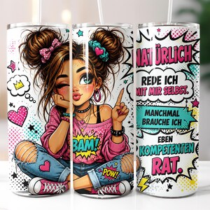 Könnte beinhalten: Ein zylindrischer Becher mit einer Cartoon-Illustration einer Person mit braunen Haaren in zwei Dutts, bekleidet mit einem rosa Oberteil und zerrissener blauer Jeans. Das Design enthält Comic-Grafiken, Herzen, Sterne und den Text NATÜRLICH REDE ICH MIT MIR SELBST. MANCHMAL BRAUCHE ICH EBEN KOMPETENTEN RAT.
