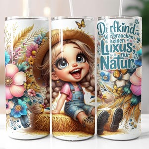 Könnte beinhalten: Ein weißer Becher mit Strohhalm mit einem Cartoon-Mädchen mit Strohhut und Latzhose, das auf einem Heuhaufen sitzt. Der Becher ist mit Blumen, Schmetterlingen und dem deutschen Text "Dorfkind brauchen keinen Luxus nur Natur" verziert.