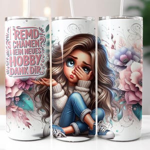 Könnte beinhalten: Ein weißer Becher mit einer Cartoon-Illustration eines Mädchens in Pullover und Jeans, mit dem Text "FREMD SCHÄMEN? MEIN NEUES HOBBY DANK DIR" und floralen Akzenten. Der Becher hat einen Strohhalm.