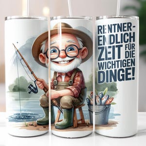 Peut inclure: Un gobelet blanc de 590 ml avec une illustration de dessin animé d'un vieil homme pêchant. L'homme porte un chapeau, des lunettes et une salopette. Le gobelet porte également le texte "RENTNER-ENDLICH ZEIT FÜR DIE WICHTIGEN DINGE!"