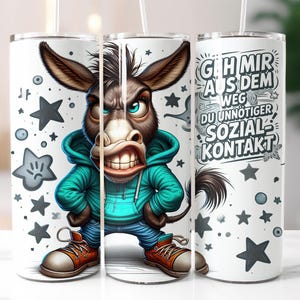 Könnte beinhalten: Ein weißer Becher mit einem wütenden Cartoon-Esel, der einen türkisfarbenen Kapuzenpullover, blaue Jeans und orangefarbene Turnschuhe trägt. Der Becher ist mit grauen Sternen und dem Text "G H MIR AUS DEM WEG DU UNNÖTIGER SOZIAL KONTAKT" verziert.