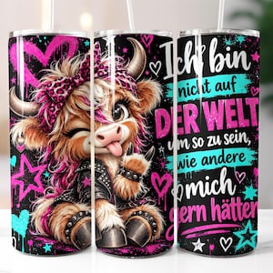 Op de afbeelding: Een cilindrische beker met een cartoon hooglandrund met een roze hoofdband met luipaardprint, een zwart leren jack met studs en een rock-and-roll handgebaar. Het ontwerp bevat neonroze en turquoise sterren, harten en graffiti-stijl accenten op een zwarte achtergrond met Duitse tekst.