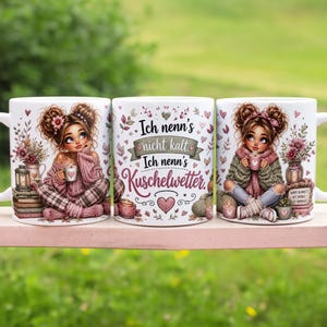 Könnte beinhalten: Drei weiße Keramiktassen mit einer Illustration einer Person mit braunen Haaren in Dutts, die einen Pullover trägt und eine Tasse hält. Die mittlere Tasse zeigt den Text Ich nenn's nicht kalt. Ich nenn's Kuschelwetter mit kleinen Herzen.