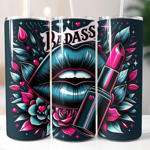 Könnte beinhalten: Ein schwarzer und blauer Becher mit einem Blumendesign und einem roten Lippenstift mit dem Wort "BADASS" in weißen Buchstaben.