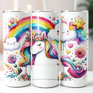 Puede incluir: Tres vasos de acero inoxidable con fondo blanco y diseños coloridos. El vaso del centro presenta un unicornio con una crin y cola de arcoíris, un arcoíris y una nube con una cara sonriente. El vaso de la izquierda tiene un diseño similar con una flor y hojas. El vaso de la derecha tiene una estrella, una nube y corazones.