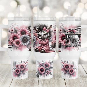 Puede incluir: Un vaso blanco con un diseño de cebra y flores rosas. El vaso tiene una tapa negra y una pajita. El texto en el vaso dice "Ich habe heute nicht die Energie so zu tun, als ob ich dich mögen würde!"