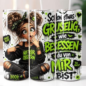 Könnte beinhalten: Ein zylindrischer Becher mit einer Cartoon-Figur mit braunen Haaren in Dutts, die ein schwarzes Sweatshirt mit dem Text NOT YOUR OBSESSION trägt. Das Design enthält neongrüne Akzente, Totenköpfe, Fledermäuse und den Text SCHON ETWAS GRUSELIG WIE BESESSEN DU VON MIR BIST.