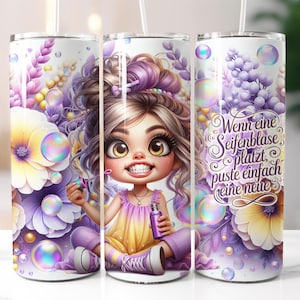 Può includere: Un bicchiere bianco con un design stravagante con una ragazza dei cartoni animati che soffia bolle, circondata da fiori e bolle viola e gialle. Il bicchiere ha una cannuccia e il testo "Wenn eine Seifenblase platzt, puste einfach eine neue."