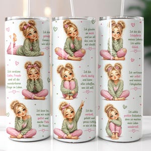 Könnte beinhalten: Ein weißer Becher mit Illustrationen eines Cartoon-Mädchens in verschiedenen Posen, das ein grünes Oberteil und eine rosa Hose trägt. Der Becher hat deutschen Text und herzförmige Akzente. Ein Strohhalm ist im Deckel eingesetzt.
