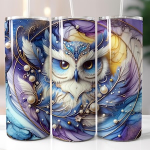 Könnte beinhalten: Ein Set aus drei Edelstahlbechern mit einem farbenfrohen Eulen-Design. Die Eule ist von Federn und Perlen umgeben, und der Hintergrund ist ein wirbelnder Mix aus Blau, Lila und Weiß.