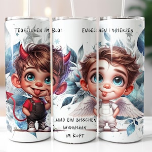 Puede incluir: Dos vasos de acero inoxidable con fondo blanco e ilustraciones coloridas. Un vaso presenta un ángel de dibujos animados con ojos azules y alas, y el texto "Engelchen im Herzen". El otro vaso presenta un diablo de dibujos animados con cuernos rojos y cola, y el texto "Teufelchen im Blut... und ein bisschen Wahnsinn im Kopf".