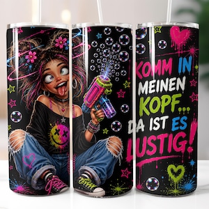 Könnte beinhalten: Ein zylindrischer Becher mit schwarzem Hintergrund, der eine Cartoon-Figur mit einer Seifenblasenpistole zeigt, umgeben von Neonsternen, Herzen und Blasen. Der Text lautet: KOMM IN MEINEN KOPF... DA IST ES LUSTIG! Enthält eine Smiley-Grafik.
