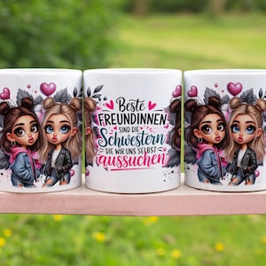 Könnte beinhalten: Drei weiße Keramikbecher mit einem Design aus zwei Comic-Mädchen mit rosa Herzen und dem Text "Beste Freundinnen sind die Schwestern die wir uns selbst aussuchen".