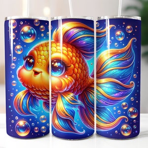 Könnte beinhalten: Ein blauer und goldener Becher mit einem farbenfrohen Goldfisch-Design. Der Goldfisch hat große, blaue Augen und einen leuchtend orangen Körper. Der Becher ist von blauen und weißen Blasen umgeben.