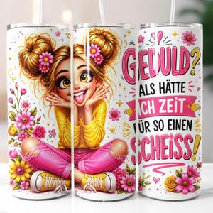 Könnte beinhalten: Ein weißer Becher mit einer Cartoon-Illustration eines Mädchens in gelbem Hemd und rosa Hose, umgeben von Blumen. Der Becher trägt den Text "GELULD? ALS HÄTTE ICH ZEIT FÜR SO EINEN SCHEISS!" in Rosa.