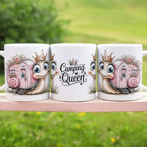 Könnte beinhalten: Ein weißer Keramikbecher mit einer Cartoon-Schnecke, die ein rosa Wohnwagen-Gehäuse und eine goldene Krone trägt. Das Design zeigt florale Akzente und den schwarzen Schriftzug Camping Queen. Die Illustration ist auf beiden Seiten des Bechers zu sehen.