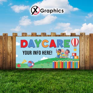 Peut inclure: Une bannière bleue et blanche avec le texte "DAYCARE" en lettres colorées. La bannière présente également un ballon à air chaud, des enfants, des crayons et le texte "YOUR INFO HERE!"