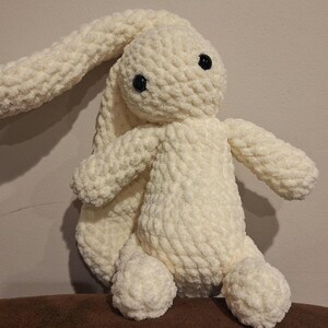 Pluszowa zabawka i lalka Amigurumi w kształcie króliczka robiona na szydełku w różnych kolorach Vanilla