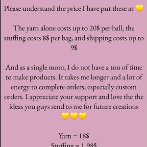 Może przedstawiać: R&oacute;żowe tło z tekstem wyjaśniającym cenę ręcznie robionych przedmiot&oacute;w. Tekst brzmi: "Uwaga tw&oacute;rcy Proszę zrozumieć cenę, kt&oacute;rą ustaliłem dla tych przedmiot&oacute;w. Sama przędza kosztuje do 20 $ za kłębek, wypełnienie kosztuje 8 $ za worek, a wysyłka kosztuje do 9 $. A jako samotna matka, nie mam zbyt wiele czasu na tworzenie produkt&oacute;w. Zajmuje mi to więcej czasu i dużo energii, aby realizować zam&oacute;wienia, zwłaszcza zam&oacute;wienia niestandardowe. Doceniam twoje wsparcie i uwielbiam pomysły, kt&oacute;re mi wysyłasz na przyszłe kreacje. Przędza = 18 $, Wypełnienie = 1,98 $, Wysyłka = 6,99 $".