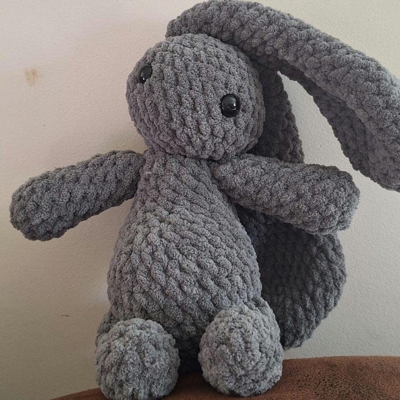 Pluszowa zabawka i lalka Amigurumi w kształcie króliczka robiona na szydełku w różnych kolorach Gray