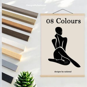 Op de afbeelding: Een minimalistische zwart-wit kunstprint met een gestileerde vrouwelijke figuur met de tekst "08 Kleuren" en "designs by sadamal".