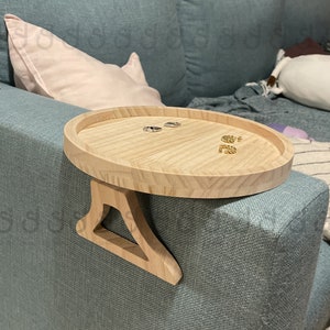 Mesa de bandeja de sofá de madeira feita à mão - Bandeja de encaixe para apoio de braço de sofá - Bandeja de lanche para TV com controle remoto - Mesa de braço de sofá, bandejas de encaixe, porta-copos
