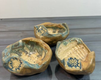 A ceramic water drinking bowl. Bearded Dragon, Gecko, reptiles.