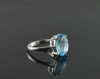 Oval blå topas sterlingsilverring: decembers födelsesten