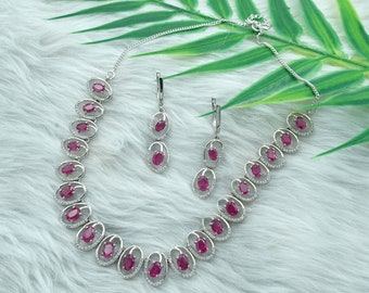 Conjunto de collar y pendientes de plata esterlina con rubí y topacio blanco