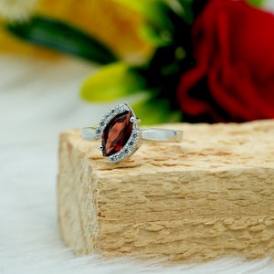 Anello in argento sterling con granato marquise: regalo con pietra portafortuna di gennaio