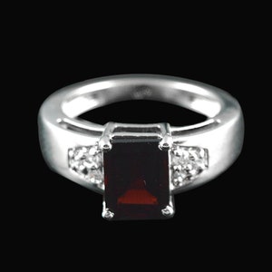 Sterlingzilveren ring met smaragd geslepen granaat: geboortesteen januari