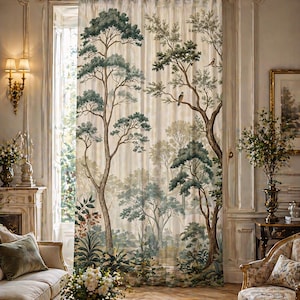 Può includere: Tende beige con una scena di foresta stampata. Il design presenta alberi alti con fogliame verde e blu e piccoli uccelli appollaiati sui rami. Le tende sono in una stanza con un design d'interni classico.