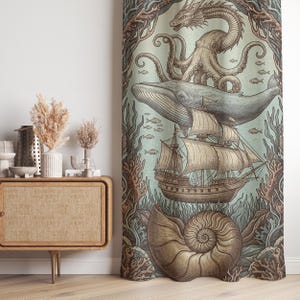 Puede incluir: Un panel de cortina con una ilustración detallada de una escena marina. El diseño incluye una ballena, un velero, un pulpo, un dragón y una gran concha de nautilus, todo en tonos marrones y azules. La obra de arte está enmarcada por corales y algas marinas.