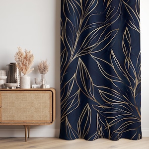 Könnte beinhalten: Marineblauer Vorhang mit goldenem Blattdesign. Der Vorhang zeigt ein sich wiederholendes Muster stilisierter Blätter mit goldenen Umrissen auf einem dunkelblauen Hintergrund. Das Design verleiht jedem Raum einen Hauch von Eleganz.