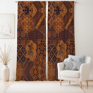 Puede incluir: Dos cortinas estampadas con un diseño repetitivo en tonos marrón y azul marino. Las cortinas cuelgan frente a una pared blanca. Un jarrón blanco con flores secas y un sillón blanco están en la habitación.