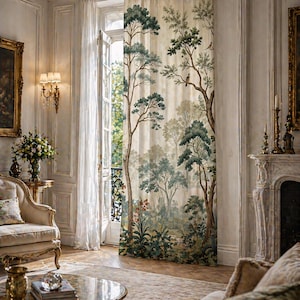 Può includere: Tende beige con una scena di foresta stampata. Il design presenta alberi alti, vegetazione lussureggiante e una palette di colori tenui. Le tende sono in una stanza con un arredamento classico, con una finestra e una porta aperte.