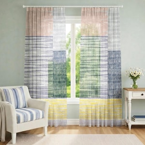 Puede incluir: Cortinas transparentes con un diseño de patchwork. Las cortinas presentan rayas horizontales en tonos rosa, blanco, verde, azul y amarillo. En primer plano, un sillón blanco con un cojín a rayas azules y blancas.