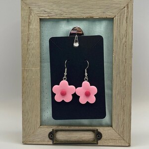 Różowe akrylowe kolczyki z kwiatami – lekka biżuteria wisząca