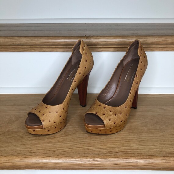 Ugg Collection 2000s Tan Ostrich Pump - image 1