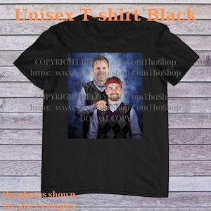 Op de afbeelding: Zwart unisex T-shirt met een afbeelding van twee mannen in argyle vesten en overhemden met kraag. De tekst "Unisex T-shirt Black" staat bovenaan. De tekst "COPYRIGHT FITONG 19 ComThoShop" en "DO NOT COPY" is ook aanwezig.