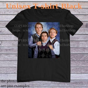 Könnte beinhalten: Schwarzes Unisex-T-Shirt mit einem Gruppenfoto von drei Personen, die Argyle-Westen über Hemden mit Kragen tragen. Der Text "Unisex T-shirt Black" steht oben. Die gezeigten Fotos sind nur Beispiele.