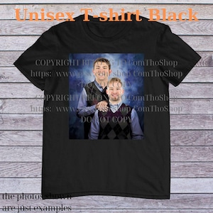 Op de afbeelding: Zwart unisex T-shirt met een foto van twee personen in ruitjesvesten over overhemden. De tekst "Unisex T-shirt Black" staat bovenaan. Het shirt heeft ook de tekst "COPYRIGHT BONGO ComThoShop" en "DO NOT COPY".