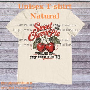 Könnte beinhalten: Ein naturfarbenes T-Shirt mit einer Grafik von zwei roten Kirschen mit grünen Blättern. Der Text lautet Sweet Cherry Pie, Oh Sh*t Graham You Know This One?, Tastes So Good, Make A Grown Man Cry und Sweet Cherry Pie-eeeeee in Rot und Schwarz.