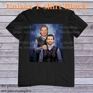 Könnte beinhalten: Schwarzes Unisex-T-Shirt mit einem Foto von zwei Männern in Argyle-Westen über Hemden mit Knöpfen. Der Text "Unisex T-shirt Black" steht oben. Das Shirt hat auch den Text "COPYRIGHT BELONG TO ComThoShop" und "DO NOT COPY".