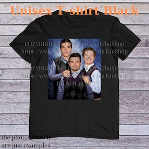 Könnte beinhalten: Schwarzes Unisex-T-Shirt mit einem Aufdruck von drei Männern in Argyle-Westen über Hemden mit Kragen. Der Text "Unisex T-shirt Black" steht oben. Der untere Teil des T-Shirts trägt den Text "the photos shown are just examples".